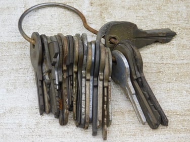 VINTAGE KEYS ON RING