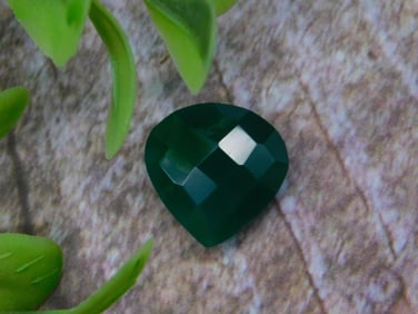 GREEN ONYX ROCK STONE LAPIDARY SPECIMEN