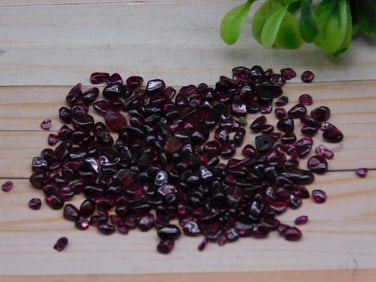 GARNET ROCK STONE LAPIDARY SPECIMEN