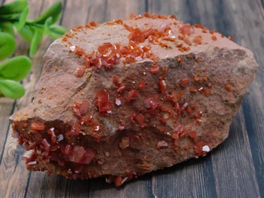 VANADINITE ROCK STONE LAPIDARY SPECIMEN
