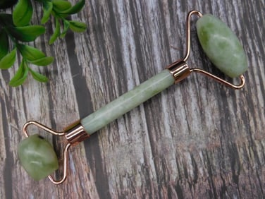 Dual-Ended Jade Facial Roller With Metal Accents