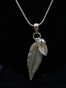 FEATHER PENDANT ON CHAIN NECKLACE