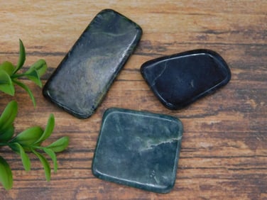 JADE ROCK STONE LAPIDARY SPECIMEN