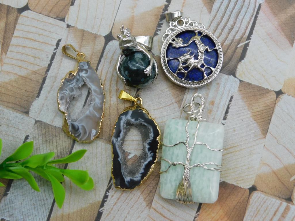 MIXED PENDANTS ROCK STONE LAPIDARY SPECIMEN: MIXED PENDANTS ROCK STONE LAPIDARY SPECIMEN