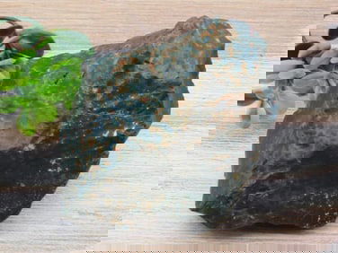 BLOODSTONE ROCK STONE LAPIDARY SPECIMEN