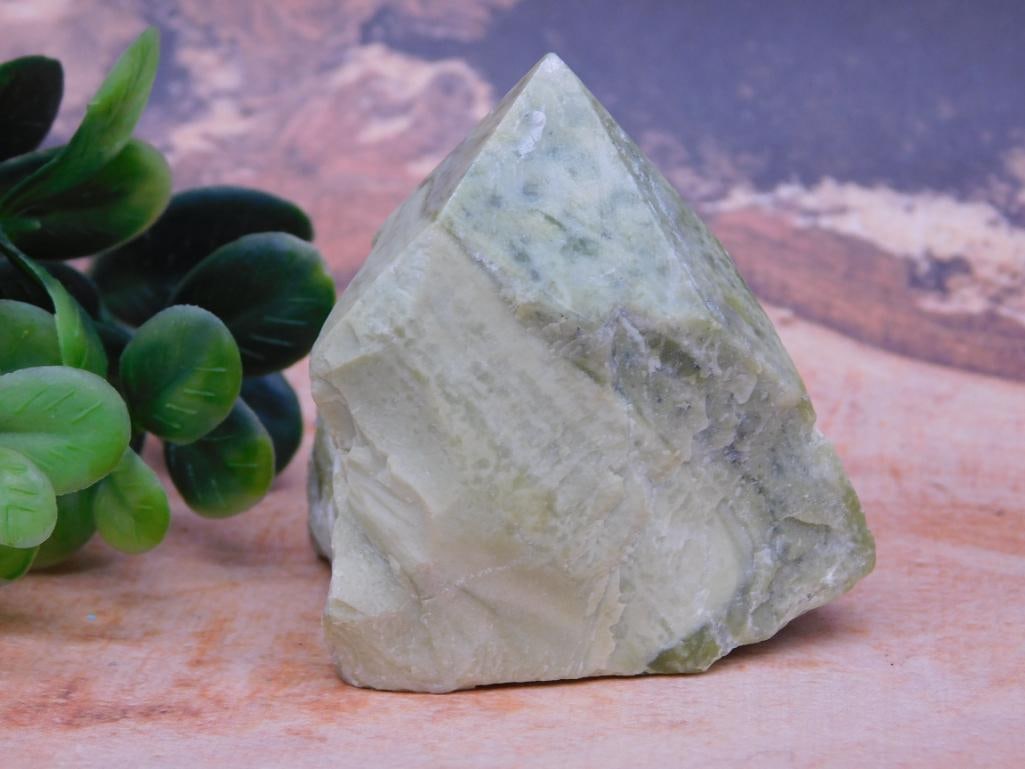 SERPENTINE POINT ROCK STONE LAPIDARY SPECIMEN: SERPENTINE POINT ROCK STONE LAPIDARY SPECIMEN