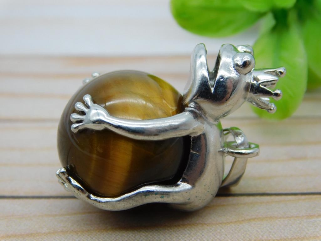 TIGERS EYE FROG PENDANT ROCK STONE LAPIDARY SPECIMEN: TIGERS EYE FROG PENDANT ROCK STONE LAPIDARY SPECIMEN