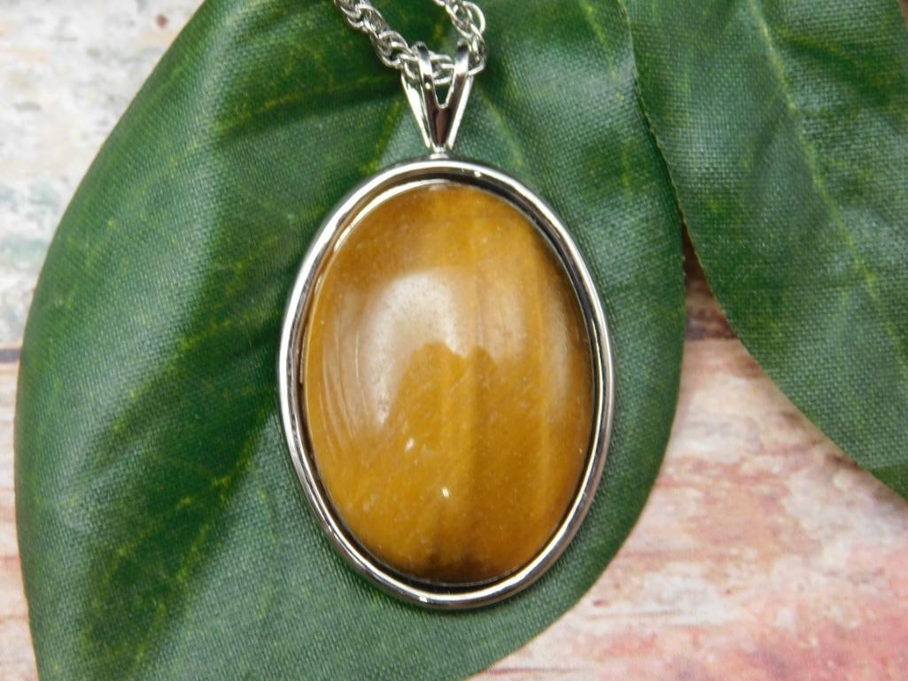 TIGERS EYE PENDANT NECKLACE ROCK STONE LAPIDARY SPECIMEN: TIGERS EYE PENDANT NECKLACE ROCK STONE LAPIDARY SPECIMEN