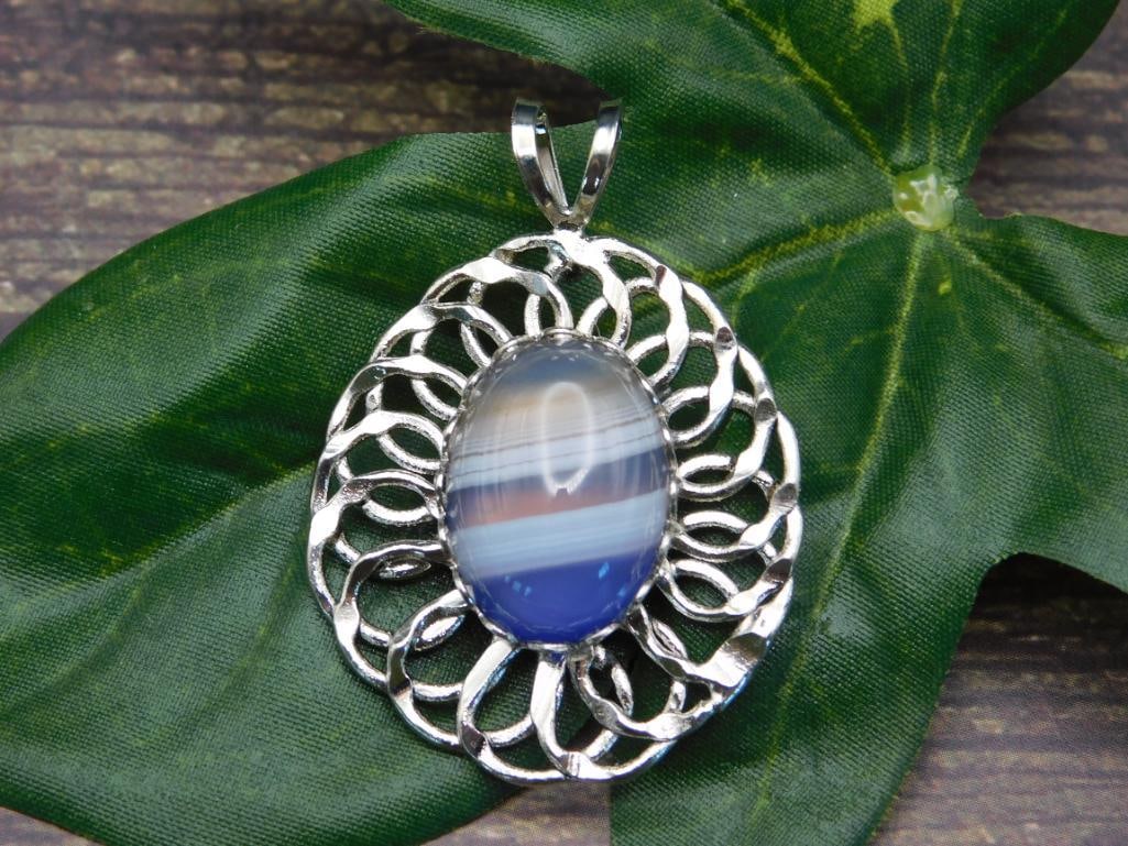 BANDED AGATE PENDANT ROCK STONE LAPIDARY SPECIMEN: BANDED AGATE PENDANT ROCK STONE LAPIDARY SPECIMEN
