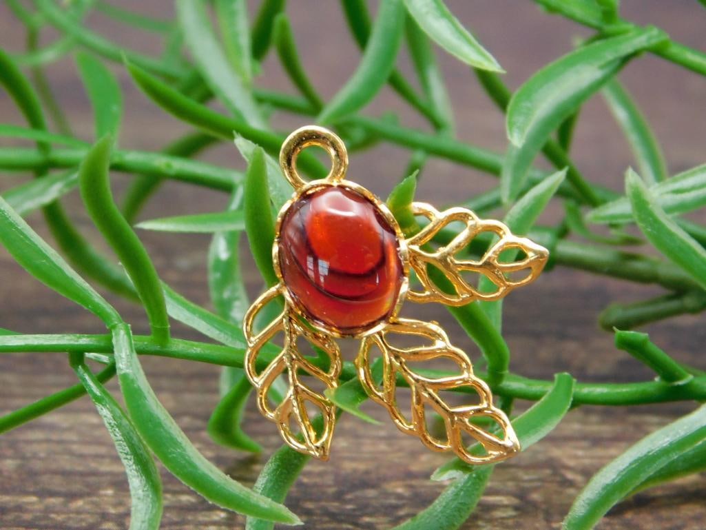 ABALONE STONE LEAF PENDANT ROCK STONE LAPIDARY SPECIMEN: ABALONE STONE LEAF PENDANT ROCK STONE LAPIDARY SPECIMEN