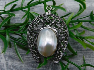 GENUINE STONE HORSE SHOE PENDANT ROCK STONE LAPIDARY SPECIMEN