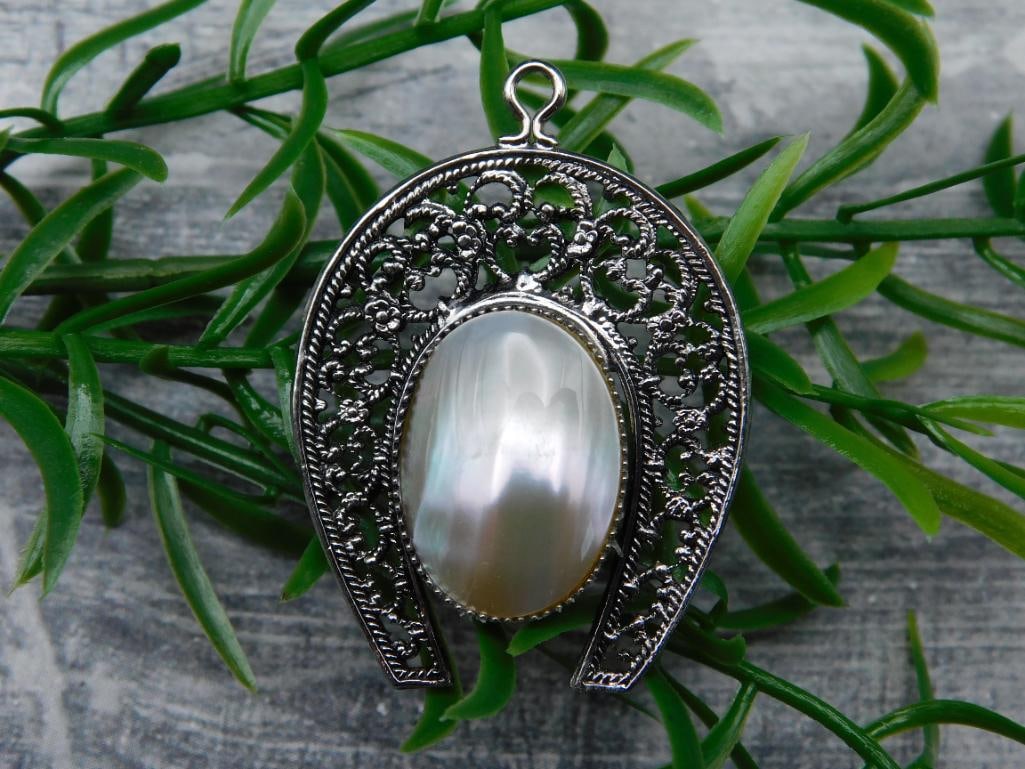 GENUINE STONE HORSE SHOE PENDANT ROCK STONE LAPIDARY SPECIMEN: GENUINE STONE HORSE SHOE PENDANT ROCK STONE LAPIDARY SPECIMEN