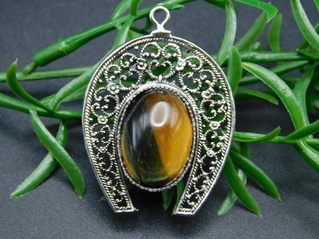 TIGERS EYE HORSESHOE PENDANT ROCK STONE LAPIDARY SPECIMEN: TIGERS EYE HORSESHOE PENDANT ROCK STONE LAPIDARY SPECIMEN