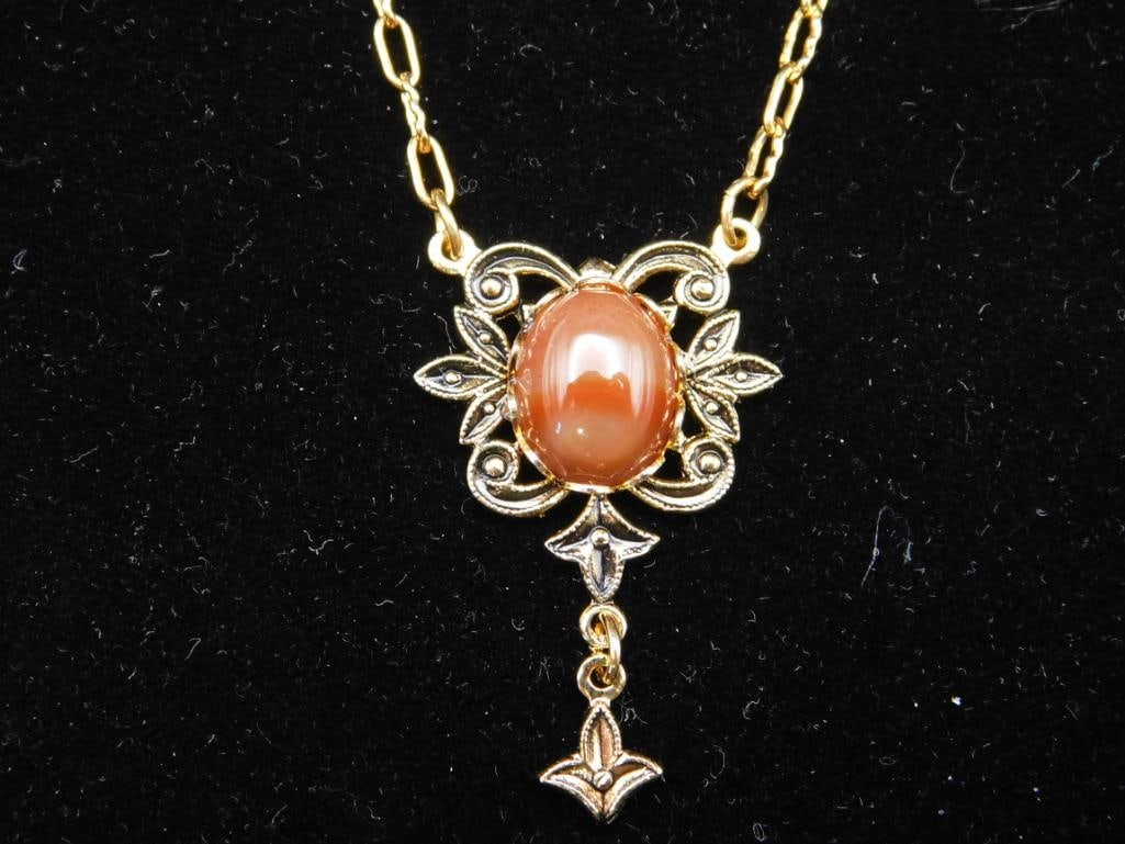 BANDED CARNELIAN PENDANT NECKLACE ROCK STONE LAPIDARY SPECIMEN: BANDED CARNELIAN PENDANT NECKLACE ROCK STONE LAPIDARY SPECIMEN