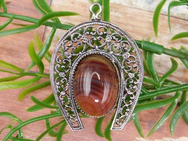 BANDED CARNELIAN HORSESHOE PENDANT ROCK STONE LAPIDARY SPECIMEN