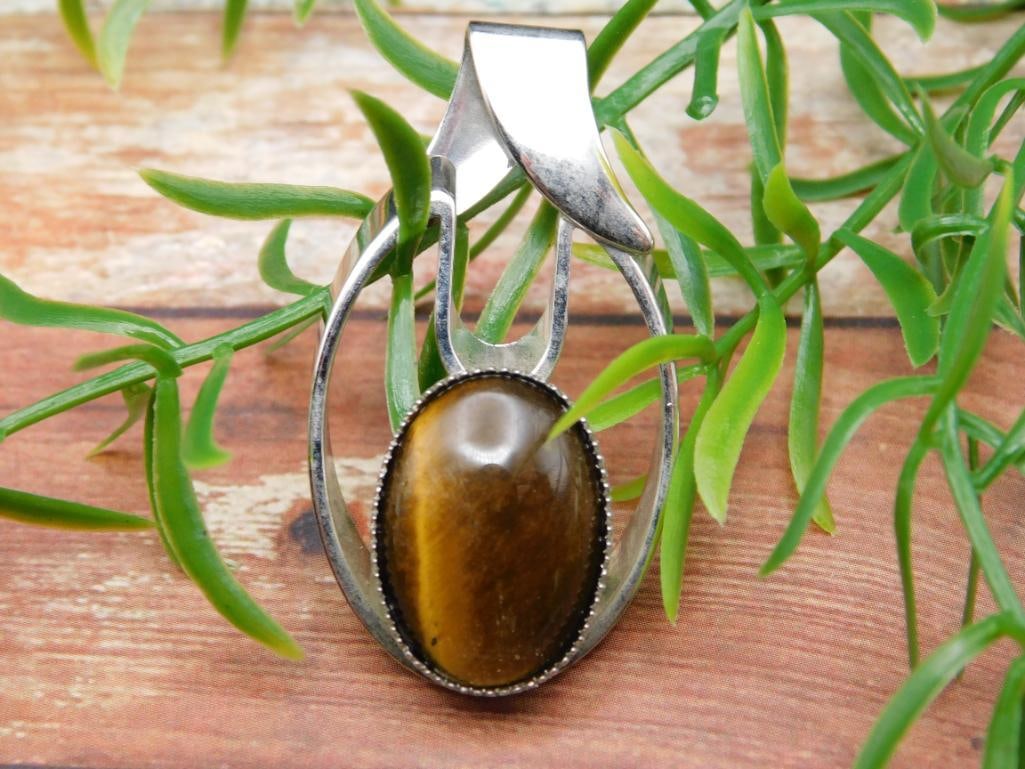 TIGERS EYE PENDANT ROCK STONE LAPIDARY SPECIMEN: TIGERS EYE PENDANT ROCK STONE LAPIDARY SPECIMEN