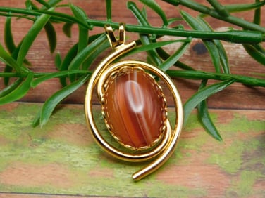 BANDED CARNELIAN PENDANT ROCK STONE LAPIDARY SPECIMEN