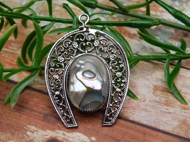 ABALONE STONE HORSESHOE PENDANT ROCK STONE LAPIDARY SPECIMEN