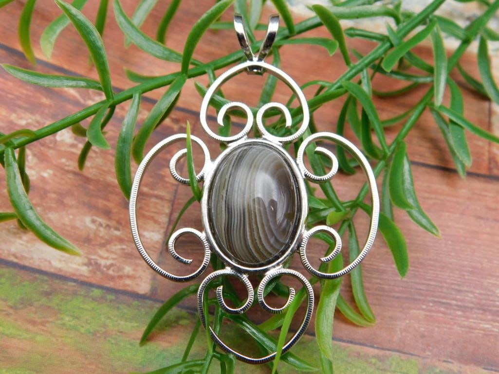 BANDED AGATE PENDANT ROCK STONE LAPIDARY SPECIMEN: BANDED AGATE PENDANT ROCK STONE LAPIDARY SPECIMEN