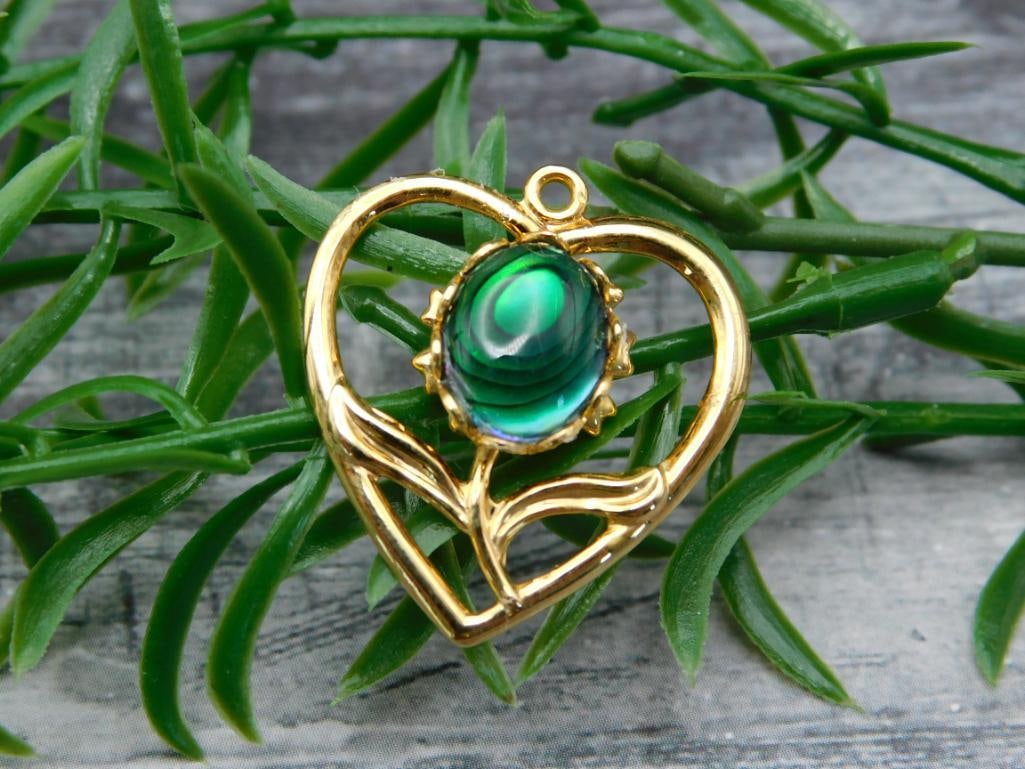 ABALONE STONE HEART PENDANT ROCK STONE LAPIDARY SPECIMEN: ABALONE STONE HEART PENDANT ROCK STONE LAPIDARY SPECIMEN