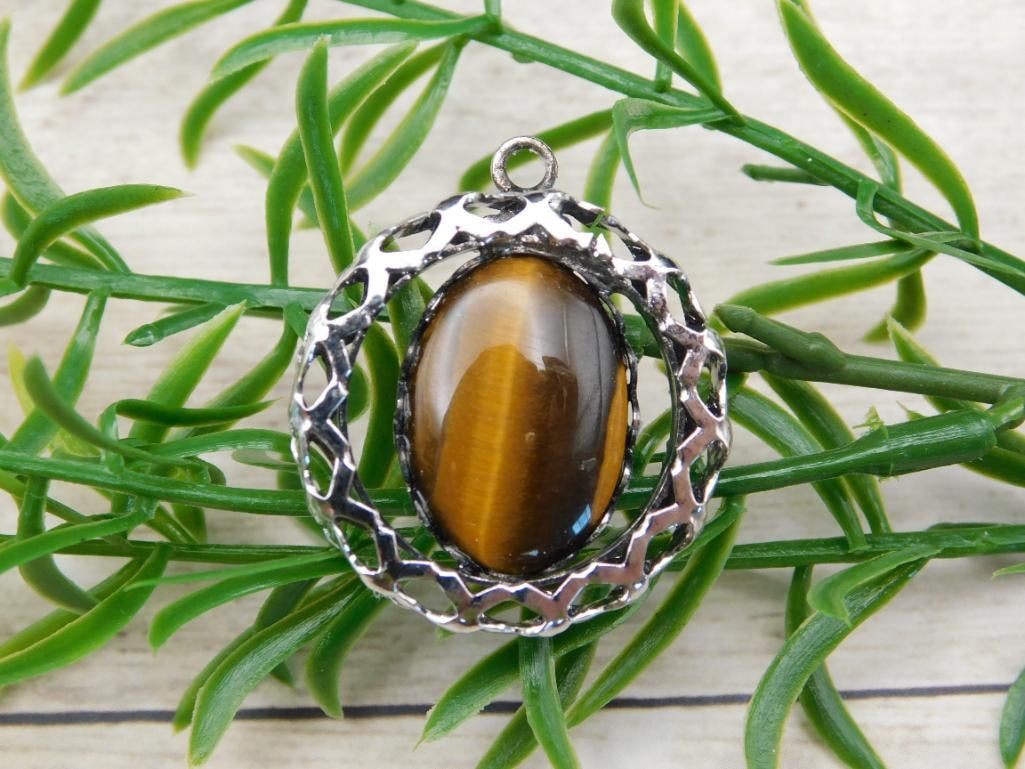 TIGERS EYE PENDANT ROCK STONE LAPIDARY SPECIMEN: TIGERS EYE PENDANT ROCK STONE LAPIDARY SPECIMEN