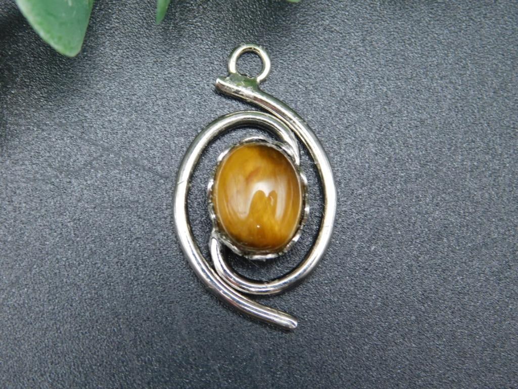TIGERS EYE PENDANT ROCK STONE LAPIDARY SPECIMEN: TIGERS EYE PENDANT ROCK STONE LAPIDARY SPECIMEN
