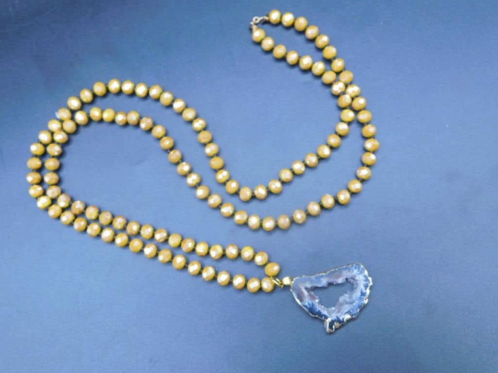 GEODE SLICE PENDANT ON SPARKLE BEAD NECKLACE VINTAGE ANTIQUE: GEODE SLICE PENDANT ON SPARKLE BEAD NECKLACE VINTAGE ANTIQUE