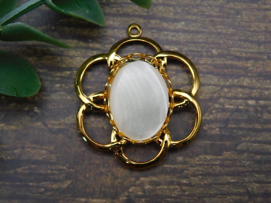 GENUINE STONE FLOWER PENDANT ROCK STONE LAPIDARY SPECIMEN: GENUINE STONE FLOWER PENDANT ROCK STONE LAPIDARY SPECIMEN
