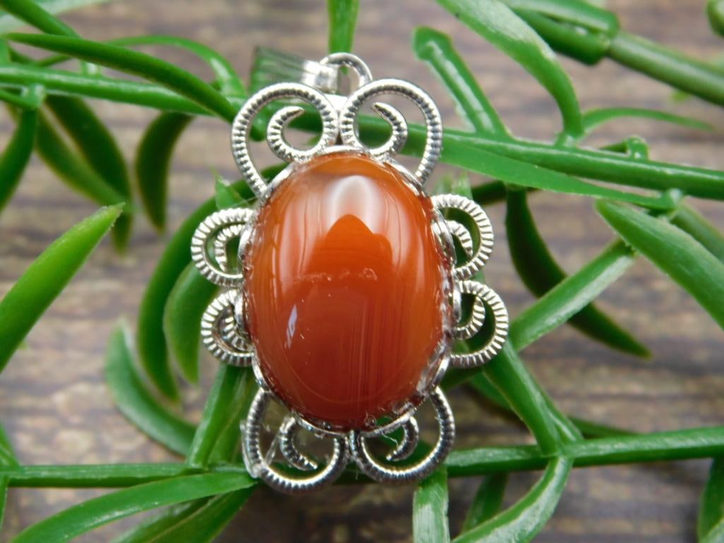 CARNELIAN PENDANT ROCK STONE LAPIDARY SPECIMEN: CARNELIAN PENDANT ROCK STONE LAPIDARY SPECIMEN