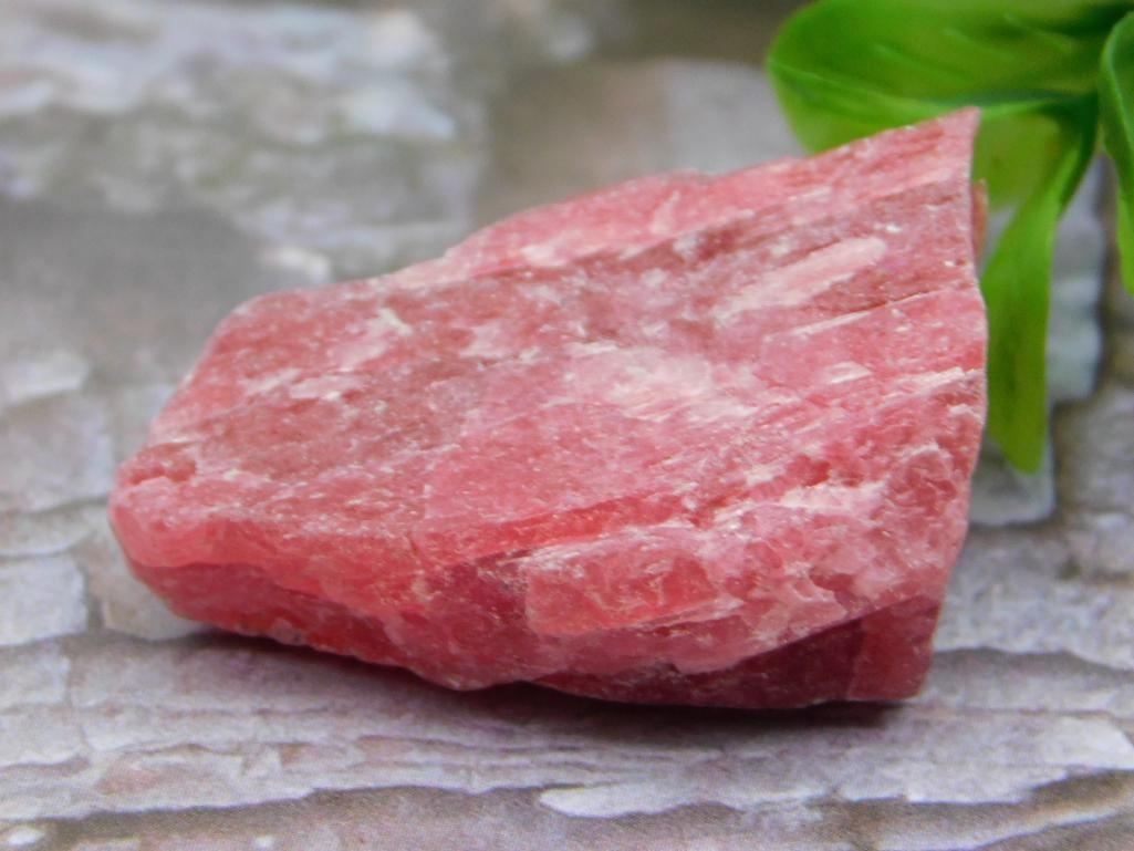 GEM RHODONITE 85 CARATS ROCK STONE LAPIDARY SPECIMEN (1 of 2)