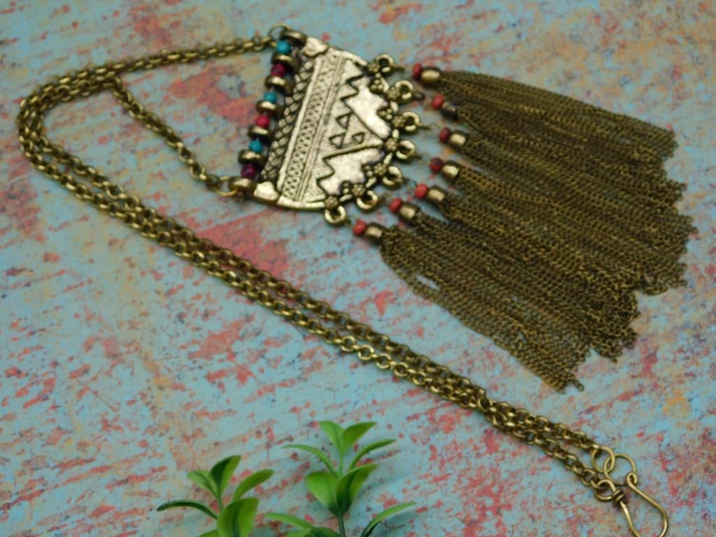 STONE AND FRINGE NECKLACE: STONE AND FRINGE NECKLACE