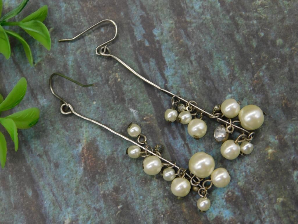 Dangling Faux Pearl Earrings with Wire Design: Dangling Faux Pearl Earrings with Wire Design