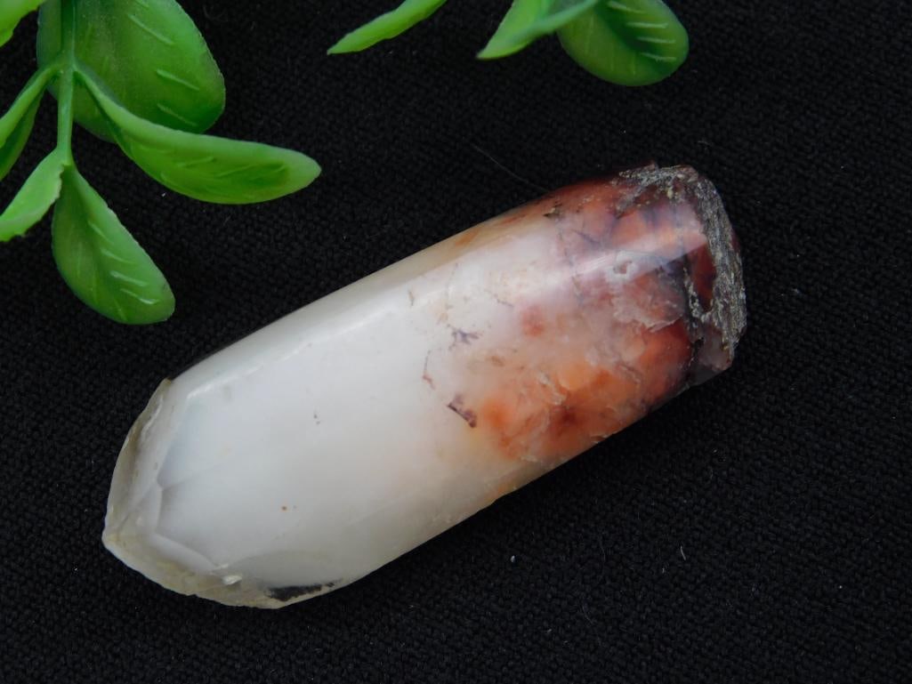 Polished Agate Point Gemstone with White and Red Hues: Polished Agate Point Gemstone with White and Red Hues