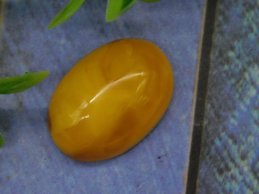 BUTTERSCOTCH COLORED ROCK STONE LAPIDARY SPECIMEN: BUTTERSCOTCH COLORED ROCK STONE LAPIDARY SPECIMEN