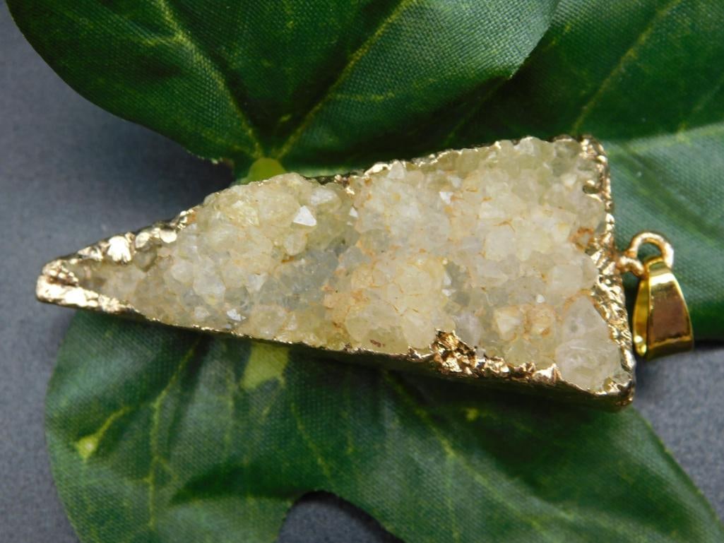 DRUZY QUARTZ PENDANT ROCK STONE LAPIDARY SPECIMEN: DRUZY QUARTZ PENDANT ROCK STONE LAPIDARY SPECIMEN