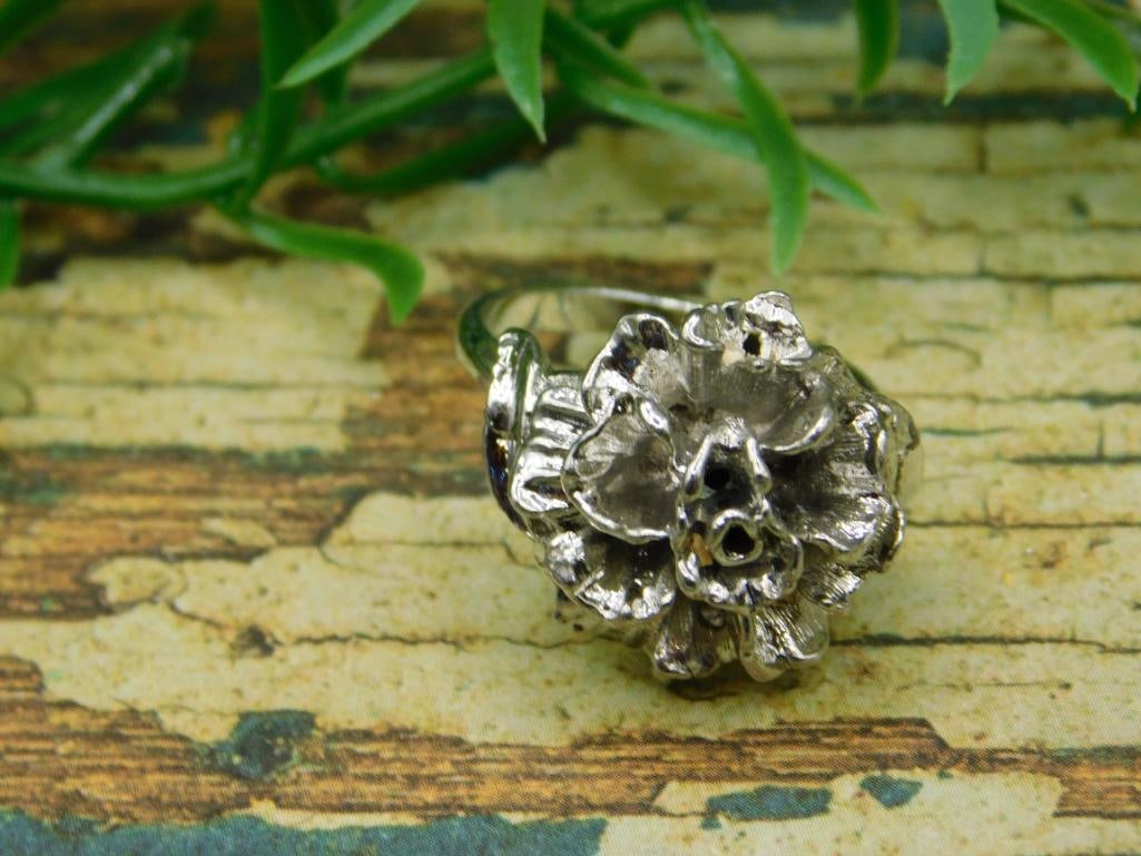 FLOWER RING ROCK STONE LAPIDARY SPECIMEN: FLOWER RING ROCK STONE LAPIDARY SPECIMEN
