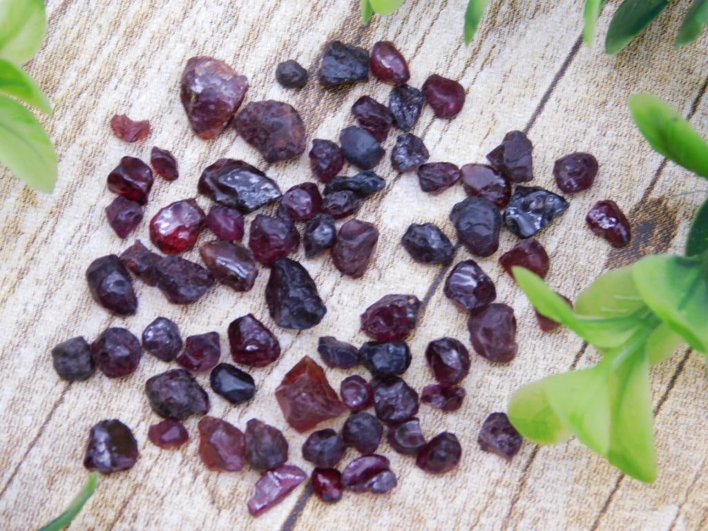 GARNET ROCK STONE LAPIDARY SPECIMEN: GARNET ROCK STONE LAPIDARY SPECIMEN