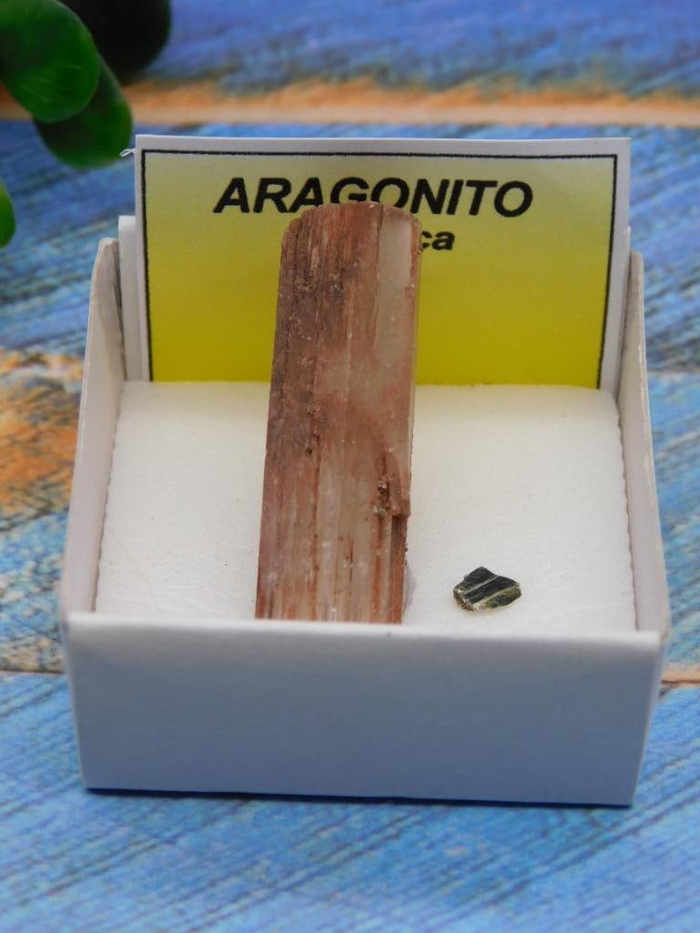 ARAGONITE ROCK STONE LAPIDARY SPECIMEN: ARAGONITE ROCK STONE LAPIDARY SPECIMEN