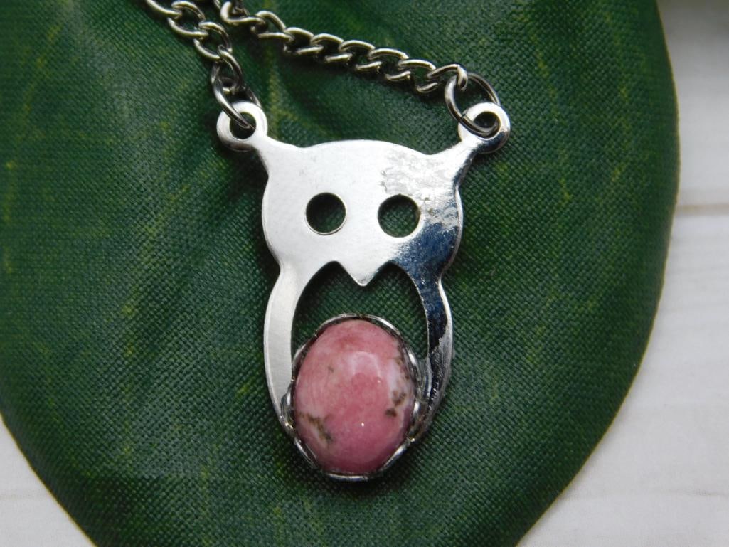 RHODONITE OWL PENDANT NECKLACE ROCK STONE LAPIDARY SPECIMEN: RHODONITE OWL PENDANT NECKLACE ROCK STONE LAPIDARY SPECIMEN