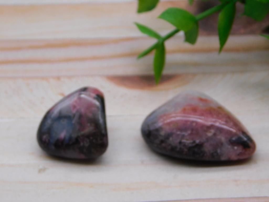 RHODONITE ROCK STONE LAPIDARY SPECIMEN: RHODONITE ROCK STONE LAPIDARY SPECIMEN