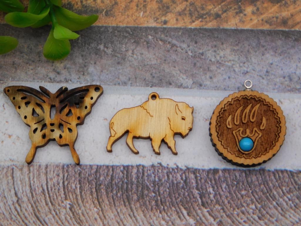 WOODEN PENDANTS ROCK STONE LAPIDARY SPECIMEN: WOODEN PENDANTS ROCK STONE LAPIDARY SPECIMEN