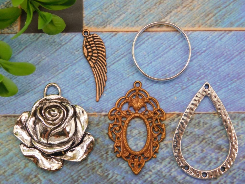 MIXED PENDANTS ROCK STONE LAPIDARY SPECIMEN: MIXED PENDANTS ROCK STONE LAPIDARY SPECIMEN