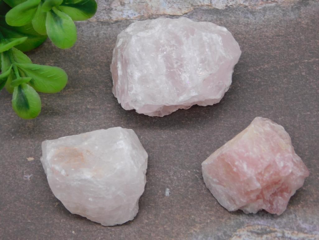 ROSE QUARTZ PENDANT ROCK STONE LAPIDARY SPECIMEN: ROSE QUARTZ PENDANT ROCK STONE LAPIDARY SPECIMEN