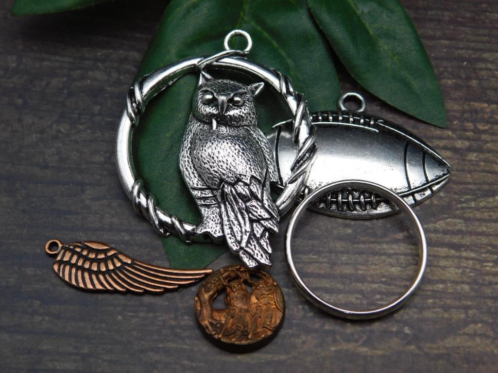 MIXED PENDANT LOT (1 of 2)