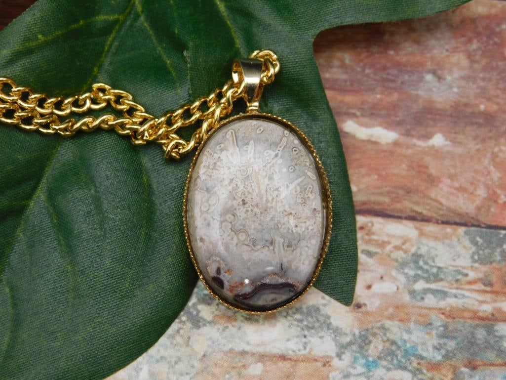 CRAZY LACE PENDANT NECKLACE ROCK STONE LAPIDARY SPECIMEN: CRAZY LACE PENDANT NECKLACE ROCK STONE LAPIDARY SPECIMEN