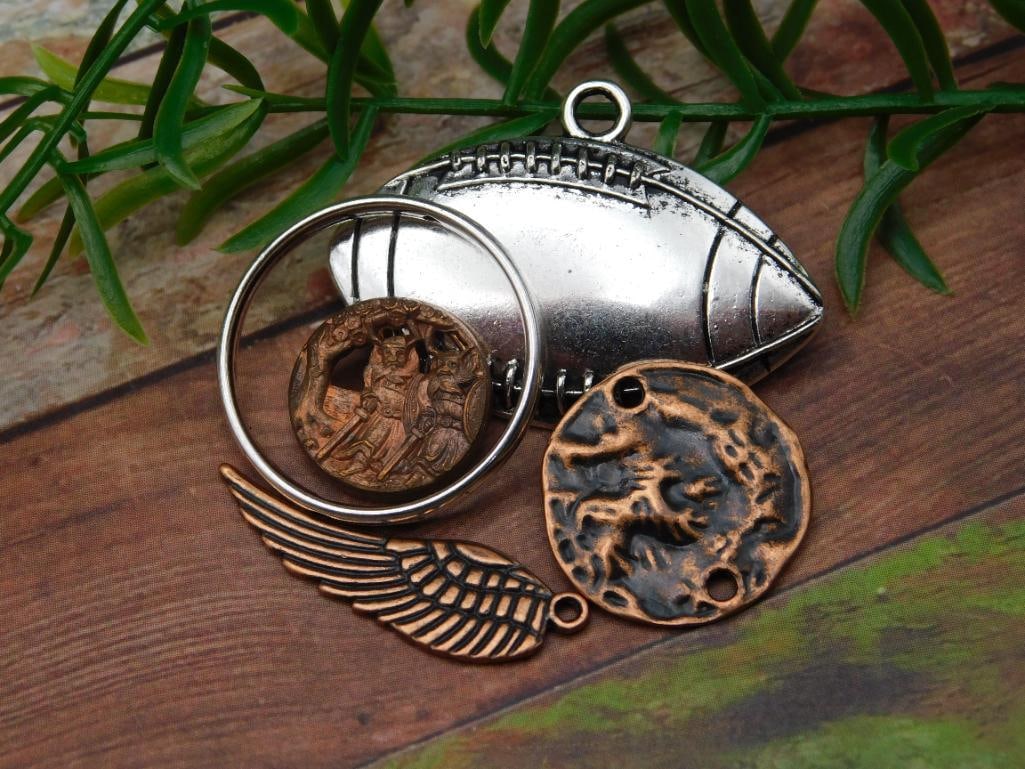 MIXED PENDANT LOT (1 of 2)