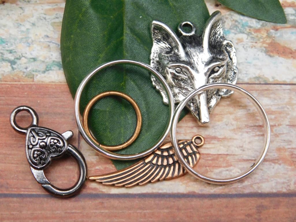 MIXED PENDANT LOT: MIXED PENDANT LOT