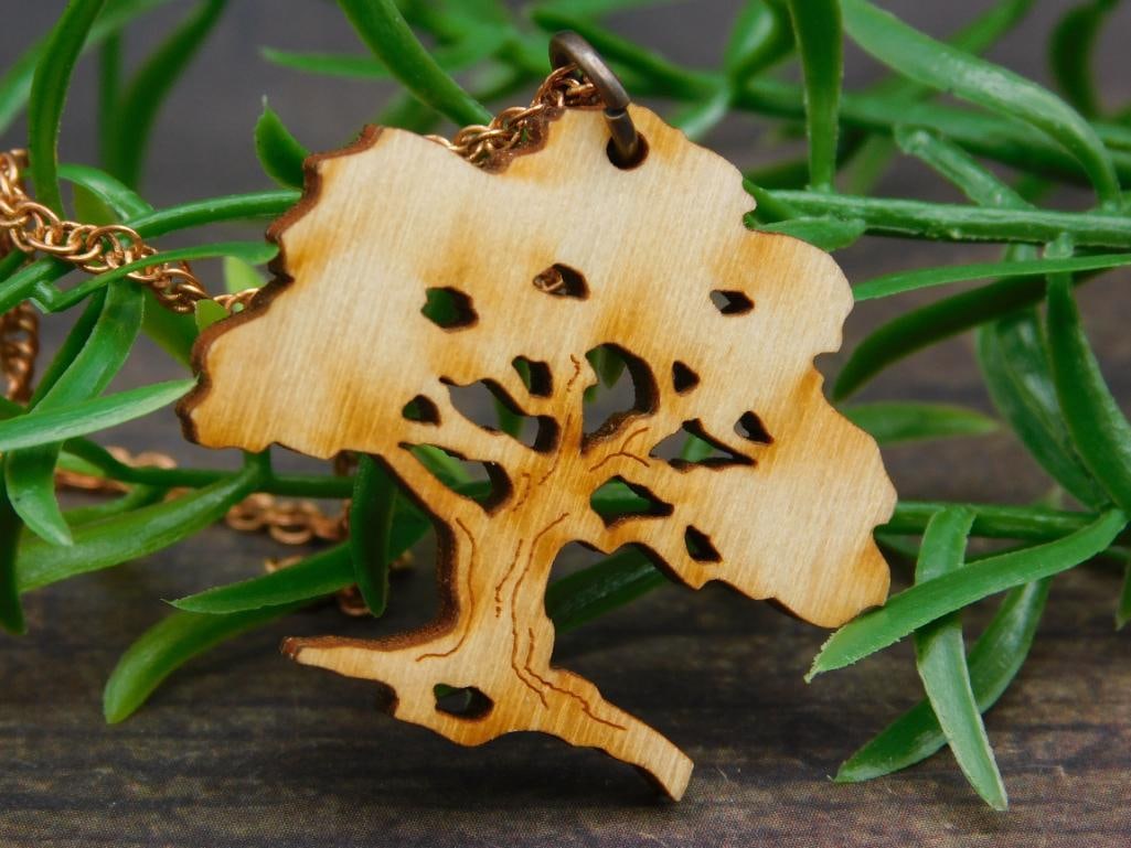 CARVED WOODEN TREE PENDANT NECKLACE: CARVED WOODEN TREE PENDANT NECKLACE