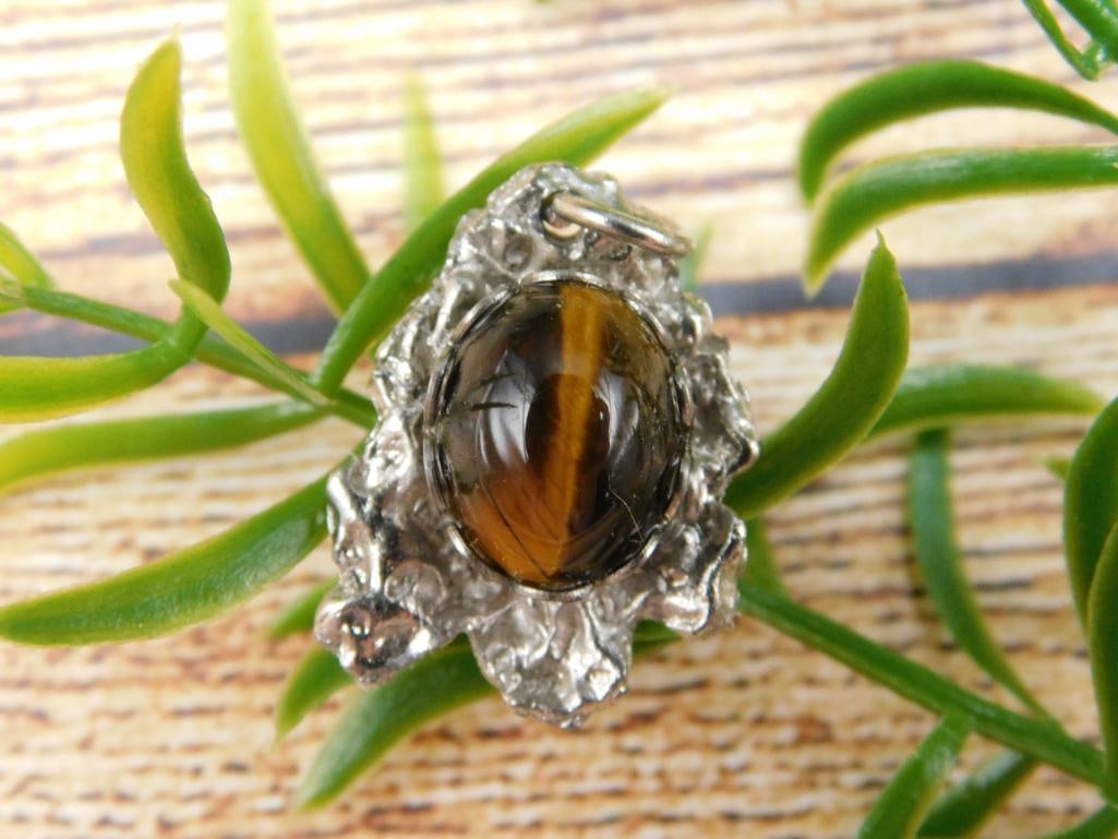 TIGER EYE PENDANT ROCK STONE LAPIDARY SPECIMEN (1 of 2)