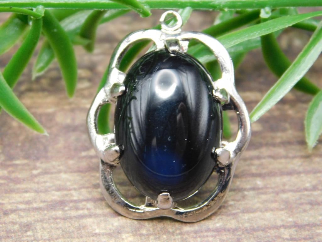 OBSIDIAN PENDANT ROCK STONE LAPIDARY SPECIMEN: OBSIDIAN PENDANT ROCK STONE LAPIDARY SPECIMEN